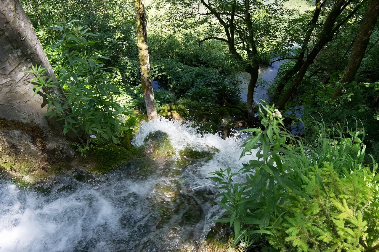 Croatia Waterfalls in Winter: Ice, Hours and Quiet Boards
