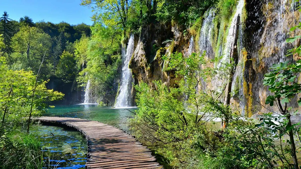 Fully-guided Plitvice tour above the Veliki Slap canyon